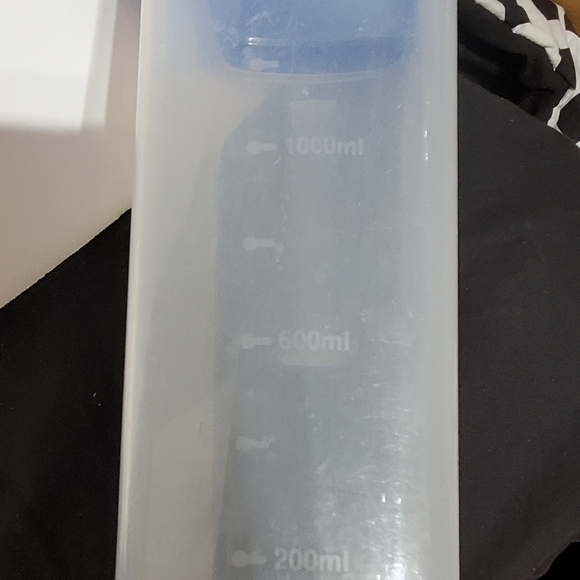 Lock N Lock 2L 66oz Pitcher with locking lid - Picture 3 of 5